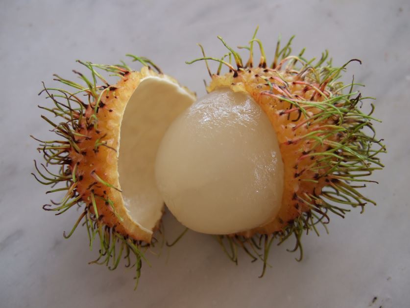 how to open rambutan